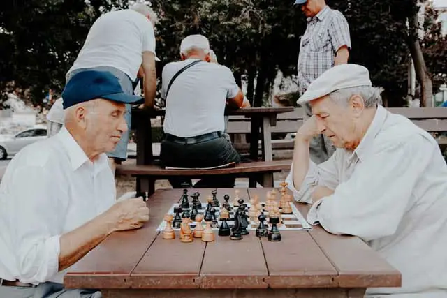 dos personas mayores jugando al ajedrez